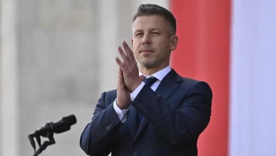 Magyar çmonton me shpejtësi shtetin e Orbanit