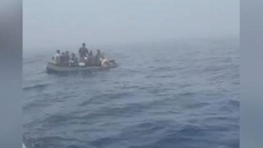 Gomonia me 11 emigrantë të paligjshëm rrezikoi mbytjen, Policia: Nga monitorimet me dron nuk është konstatuar asnjë tentativë për të lëvizur drejt ujërave ndërkombëtare