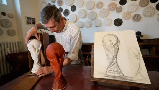Si skulptori italian krijoi trofeun e Kupës së Botës, çmimin më të lakmuar në futboll! Simbolikat, skica dhe modeli origjinal