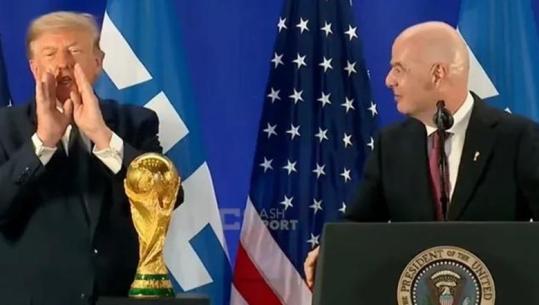 VIDEO/ Momenti viral, Donald Trump i jep 'goditjen' Infantinos para trofeut të Botërorit