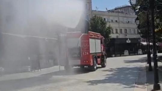 I nxehti përvëlues i korrikut, zjarrfikësit freskojnë më ujë pedonalen e Beratit për qytetarët dhe turistët (VIDEO)