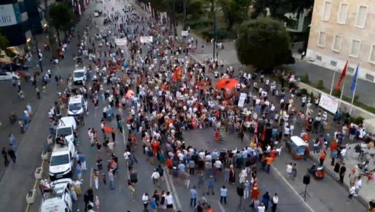 Më të paktë në numër, qytetarët në protestë për të 49-ën ditë! Organizatori Lika kundër mbledhjes së ‘Kuvendit Qytetar’: Përfaqësuesit janë në shesh
