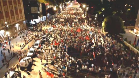 Më të paktë në numër, qytetarët në protestë për të 49-ën ditë! Organizatorët kundër mbledhjes së ‘Kuvendit Kombëtar’: Përfaqësuesit janë në shesh