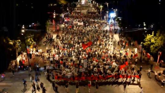 Më të paktë në numër, qytetarët në protestë për të 49-ën ditë! Organizatorët kundër mbledhjes së ‘Kuvendit Kombëtar’: Përfaqësuesit janë në shesh
