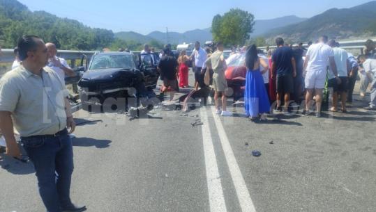 Aksident në Rrugën e Kombit, dy automjete përplasen fort, 2 të plagosur