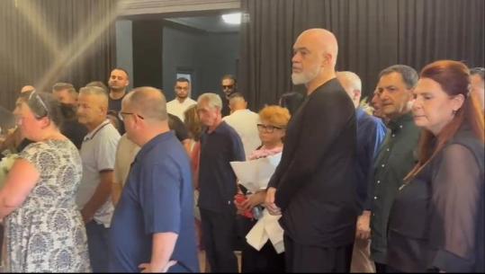 Humbi jetën në aksident, mbahen homazhet për gazetarin Enrik Mehmeti në Vlorë, përcillet në banesën e fundit! Kryen nderimet kryeministri Rama (VIDEO)