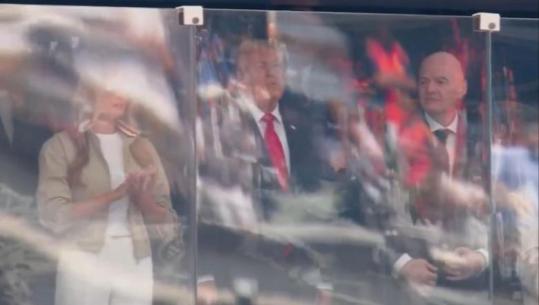 VIDEO/ Donald Trump mbërrin në stadium me helikopter për finalen e Kupës së Botës, presidenti i SHBA-së mbrohet nga xhami antiplumb në 'MetLife'