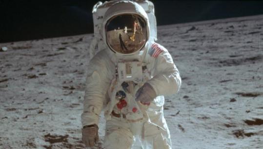 Rrezikonin të mbeteshin ‘përgjithmonë në Hënë’, shitet në ankand stilolapsi që shpëtoi Buzz Aldrin dhe Neil Armstrong! Shifra arrin thuajse 860 mijë dollarë