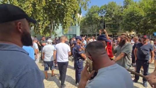 Policia sposton protestuesit te Kuvendi, i nxjerr jashtë rrethimit me gardh metalik