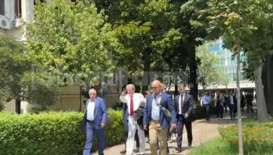 Berisha rikthehet në Kuvend, por ‘u fshihet’ protestuesve! Hyn nga ana e rrethuar me barriera metalike