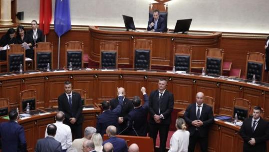 Rinis seanca, deputetët e opozitës ‘nuk shkulen’ nga foltorja! Peleshi: S’ka shans t’i impononi Kuvendit rendin e ditës! Njoftohet pushimi i dytë