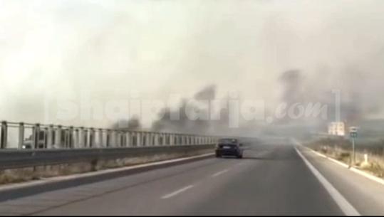 Zjarr përgjatë autostradës Fier–Vlorë, flakët përfshijnë rreth 2 kilometra në anë të rrugës (VIDEO)