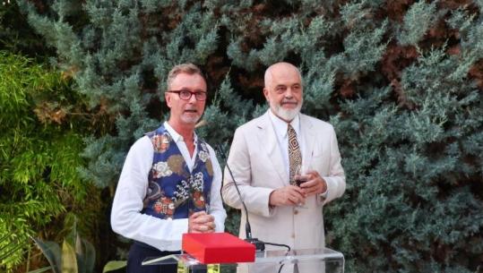 'Ky vend do të mbetet në zemrën time', në fund të mandatit 3-vjeçar Gonzato dekorohet nga Rama dhe falënderon shqiptarët: Shihemi në BE!