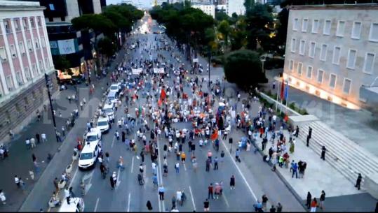 Më të paktë në numër, qytetarët në protestë për të 52-ën ditë! Organizatorët i përgjigjen Ramës për Paketën e Maleve: Shqipëria, në shitje
