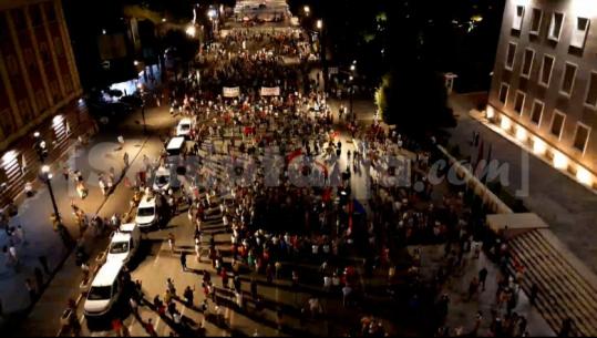 Më të paktë në numër, qytetarët në protestë për të 52-ën ditë! Organizatorët i përgjigjen Ramës për Paketën e Maleve: Shqipëria, në shitje