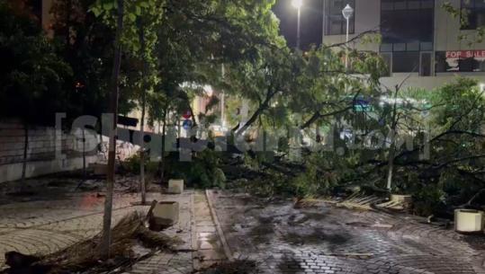 Moti kthen ‘faqe’, pas temperaturave të larta, rikthehen reshjet e shiut në vend! Era merr para karriget në Vlorë  (VIDEO)