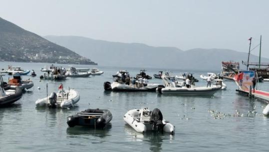 Vlorë/ Lamtumira e fundit, familjarë e miq hedhin trëndafila në det në kujtim të Enrik Mehmetit