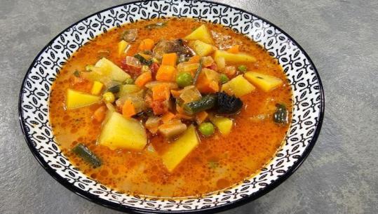 Gjellë me bizele, patate dhe karrota nga zonja Albana 