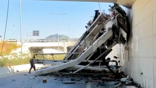 Kamioni u bë copë pas rënies nga mbikalimi, pamjet nga aksidenti fatal te TEG-u