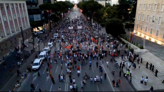 Protesta në ditën 53-ë, të rinjtë maskohen me fytyrat e politikanëve të PS dhe PD! Improvizojnë një lojë bixhozi duke ndarë hartën e Shqipërisë