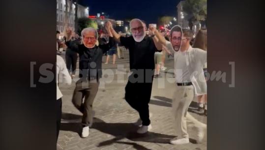 Protestuesit ia marrin valles para Kryeministrisë, e kryeson 'Berisha' (VIDEO)