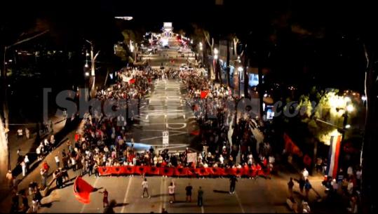 Protesta në ditën 53-ë, të rinjtë maskohen me fytyrat e politikanëve të PS dhe PD! Improvizojnë një lojë bixhozi duke ndarë hartën e Shqipërisë