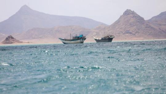 Tensione në Lindjen e Mesme, Houthi-t sulmojnë dy anije arabe! Pasdaranët dorë ‘të hekurt’ në Hormuz: Anija amerikane në flakë, dy u tërhoqën