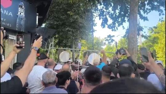 Sot protestë, rrethohet parlamenti: Deputetë frikacakë! Ambasada amerikane paralajmëron: Kujdes, mund të jetë e dhunshme!