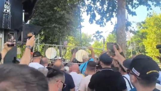 Protesta te Kuvendi, protestuesit heqin gardhin metalik