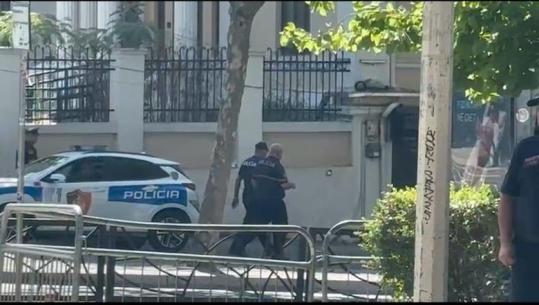 Sulmet e protestuesve para parlamentit, lëndohet një polic