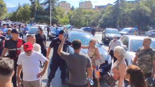 ‘Fikni makinat’, protestuesit bllokojnë “Rrugën e Elbasanit”, ndërhyn policia