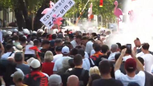 Tensionet në protestën te Kuvendi, policia shpërndan protestuesit me ujë me presion dhe spraj piperi 