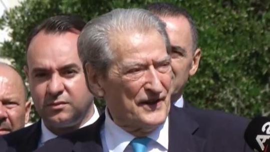 Protesta/ Grupi i PD mbërrin në Kuvend, Berisha: Parlamenti të deklarojë shkrirje, i vetmi vendim i drejtë