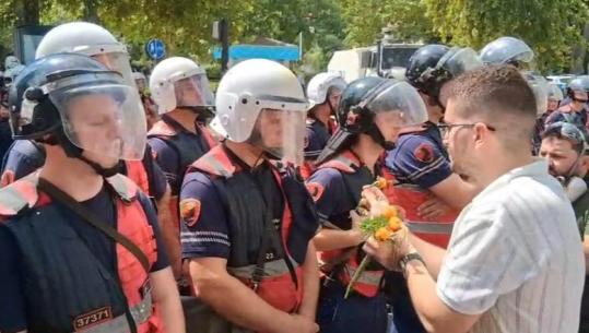 Shenjë ‘pajtimi’? Protestuesit u dhurojnë lule policëve