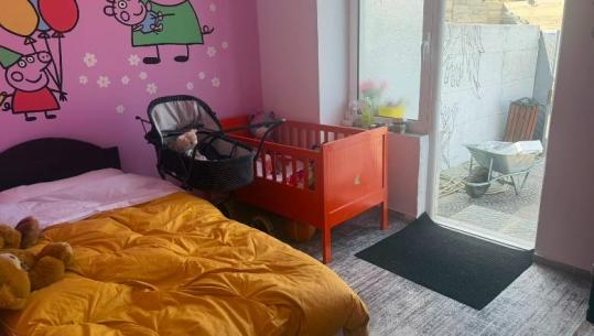 E dënuar për dhunë, lirohet nga qelia 34-vjeçarja që u burgos bashkë me foshnjën 1-vjeçe