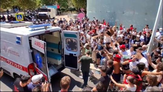 Tensionet  në protestën para Kuvendit, protestuesit i bie të fikët!