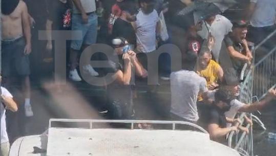 Protestues të maskuar shkatërrojnë gardhin metalik para Kuvendit! Tregojnë edhe gishtin e mesit