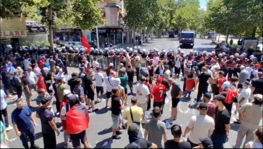Dhuna në protestën te Kuvendi, nesër masa për 2 protestuesit! Njëri siguroi kapsollat, tjetri plagosi një polic me to