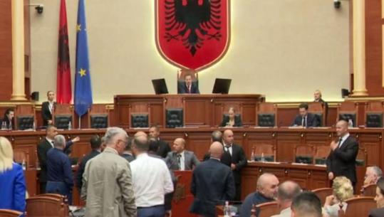 Tensione në Kuvend, deputetët e opozitës s’lejojnë prezantimin e raporteve për ‘Territorialen’! I bllokojnë foltoren Maznikut