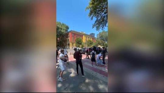 ‘O hajdut!’ Protestuesit sulmojnë me ‘breshëri’ vezësh makinën e ministrit Nufi