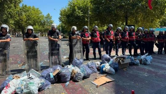 Protestuesit vendosin qeska me plehra para kordonit të policisë