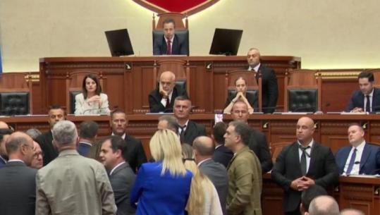 Kuvend/ PD bllokon foltoren, nuk lejon Maznikun të prezantojë raportin për Territorialen! Rama në seancë, PS kalon direkt në votim
