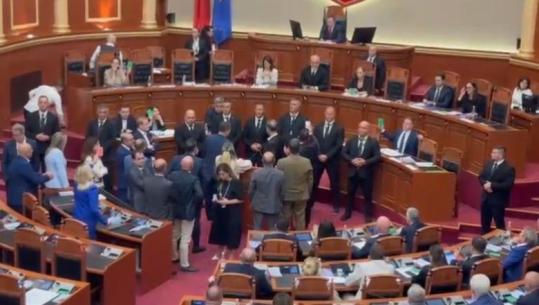 Kuvend/ Deputetët e opozitës presin kryeministrin me këngën ‘Rama jepe dorëheqjen’