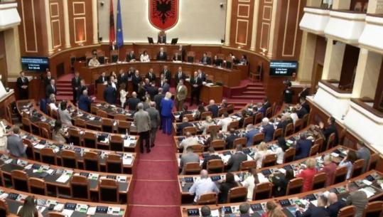 PS kalon direkt në votim, opozita bllokon foltoren: Dorëheqje
