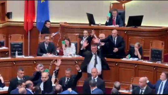 Kuvend/ Debate për ‘Territorialen’, PD bllokon foltoren! Bardhi i hedh ujë Ramës, përjashtohet! PS kalon direkt në votim
