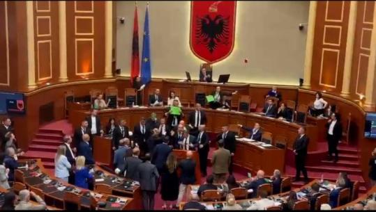 Kuvend/ Deputetët e PD-së hedhin kartonët e votimit drejt ministrit Malaj