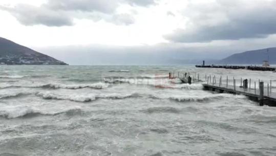 Priten dallgë deri në 3.5 metra, Kapiteneria e Portit Vlorë ndalon daljen në det të mjeteve të vogla nga pasditja e së premtes