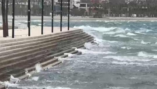 Priten dallgë deri në 3.5 metra nga moti i keq në Vlorë, nga pasditja e së premtes Kapiteneria e Portit ndalon daljen në det të mjeteve të vogla lundruese në zonën Dhërmi–Himarë