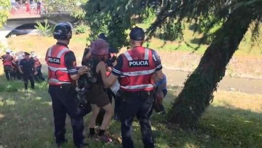 Përplasjet me policinë, efektivët shoqërojnë edhe disa protestues të tjerë