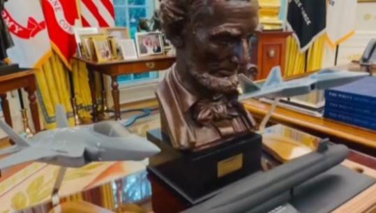 Trump dhe obsesioni për avionët, Zyra Ovale e mbushur me modele avionësh: ‘Duket si një muze me shije të rëndomtë’